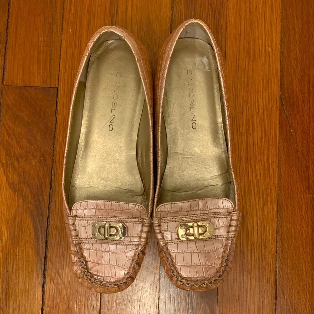 BANDOLINO SIZE 6.5 CROCODILE PINK LEATHER LOAFERS W/ GOLD ACCENT NON SKID SOLE
